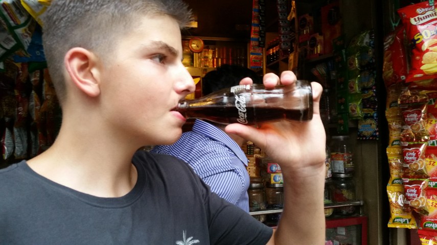 Små flasker som må drikkes på stedet, pant ikke inkludert