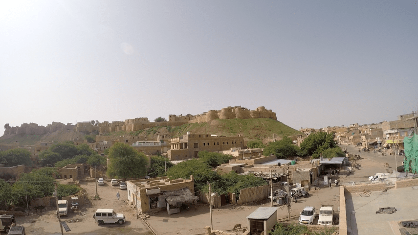 Utsikt over festningen i Jaisalmer fra hotelltaket